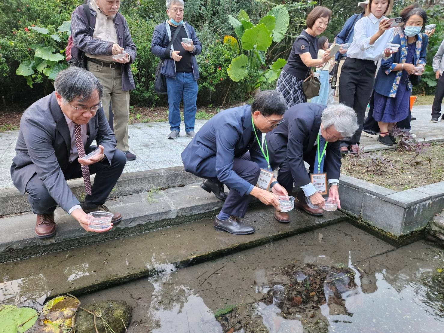 「條紋小䰾」異地復育放流活動(左起台南藝術大學邱上嘉校長、客發中心何金樑主任、吉田憲司名譽教授)